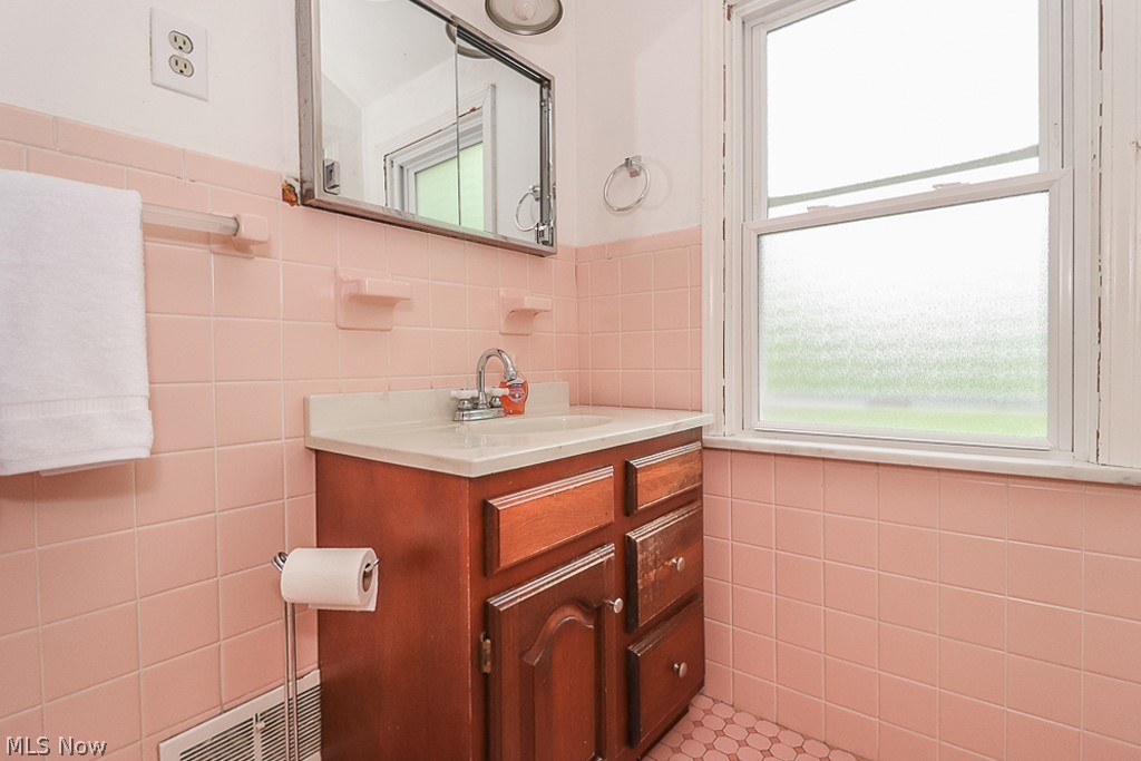 5214 East Farnhurst Road Cleveland, OH 44124 - Photo 25 of 32 Another view of the full bathroom.