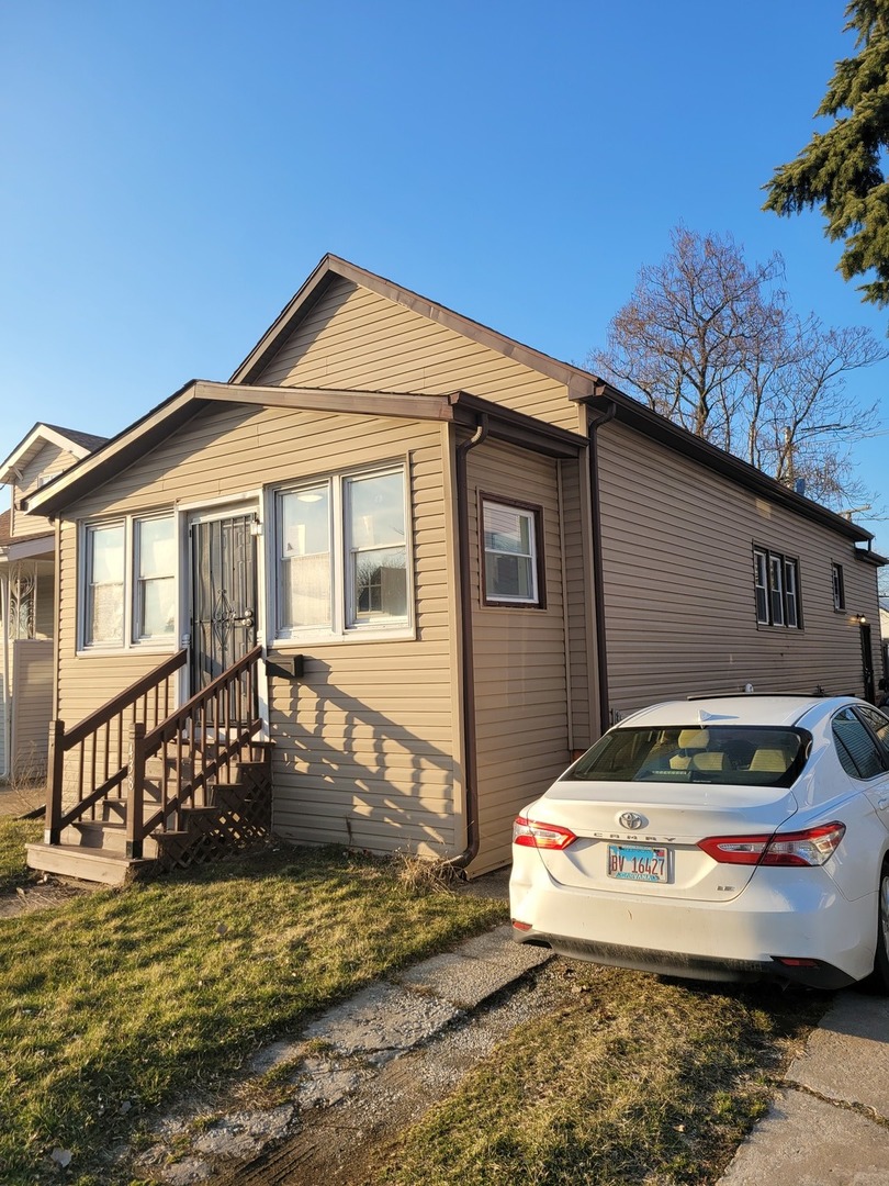 438 Pulaski Road Calumet City, IL 60409 - Photo 1 of 29 a front view of a house with yard