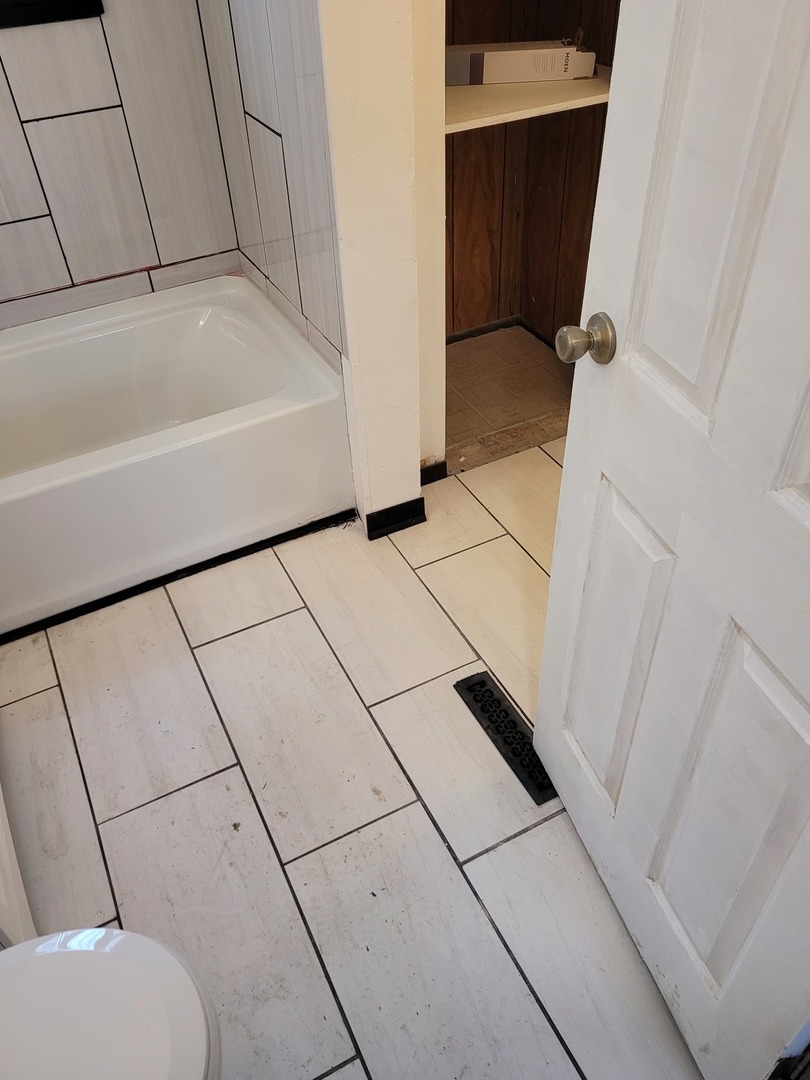 438 Pulaski Road Calumet City, IL 60409 - Photo 13 of 29 a bathroom with a bathtub