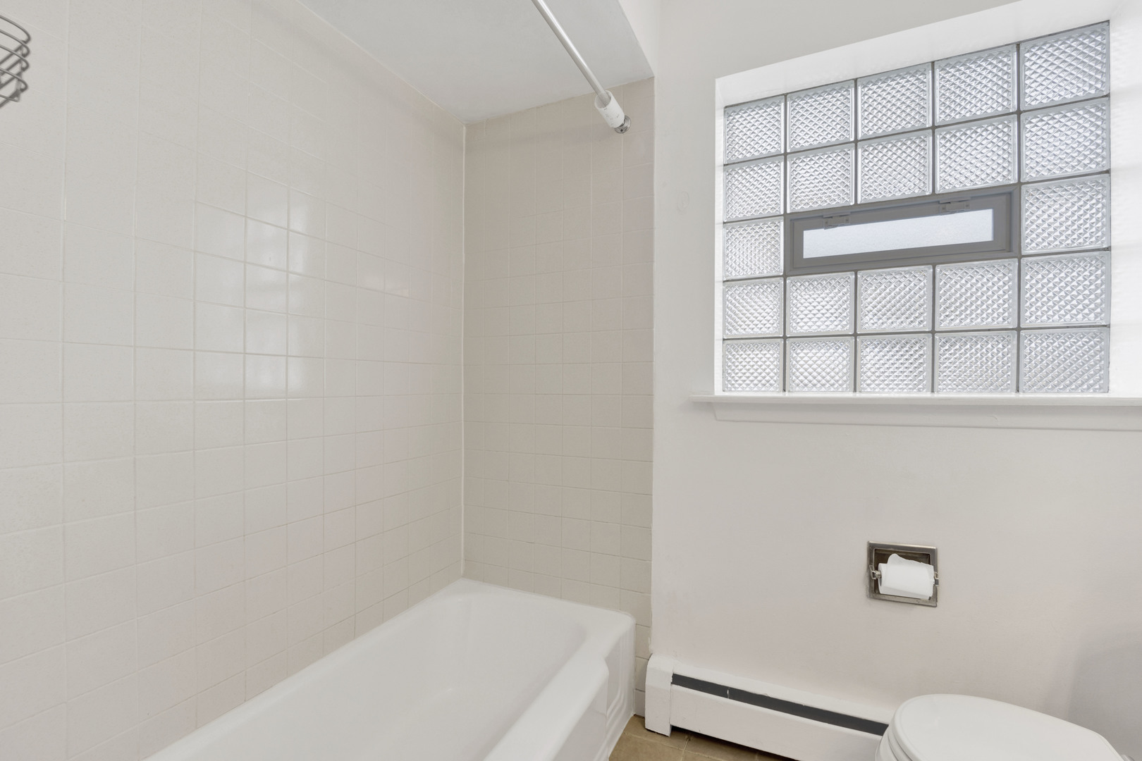 1608 Ogden Avenue, Unit 1E Downers Grove, IL 60515 - Photo 8 of 18 a bathroom with a bathtub and toilet