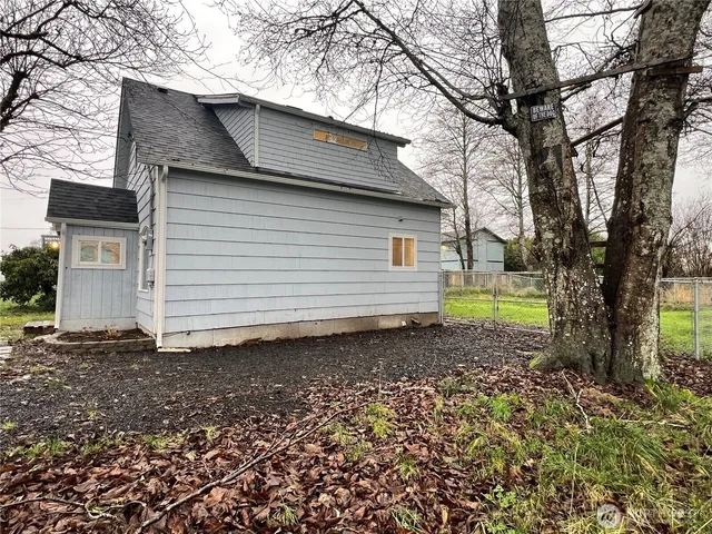 a view of a house with a backyard
