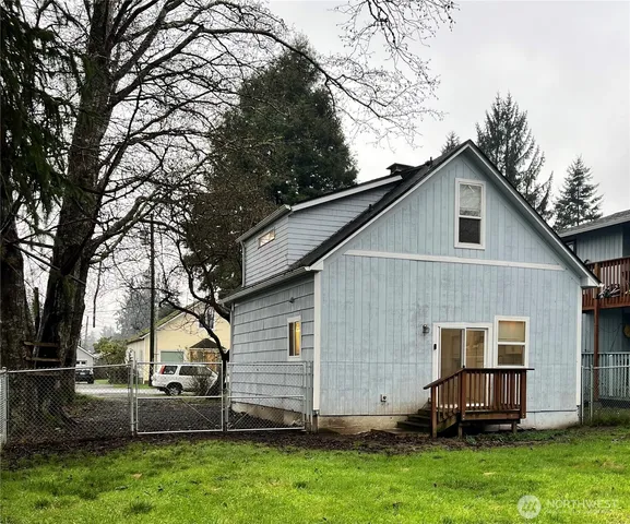 a view of a backyard