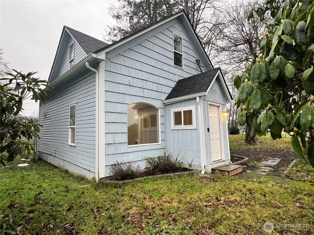 a view of a house with a yard