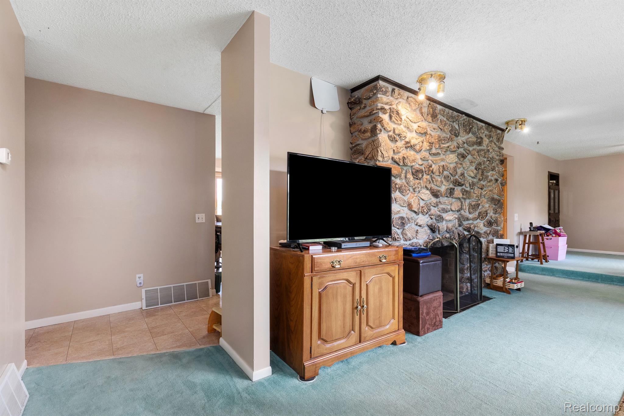 14361 Taylor Road Millington, MI 48746 - Photo 13 of 49 Entrance into living room