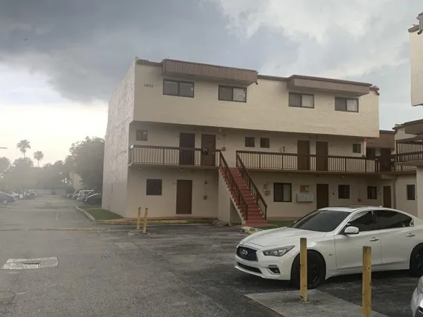 $2,200 | 1011 Southwest 105th Avenue, Unit 200, Miami, FL 33174