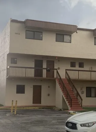 $2,200 | 1011 Southwest 105th Avenue, Unit 200, Miami, FL 33174