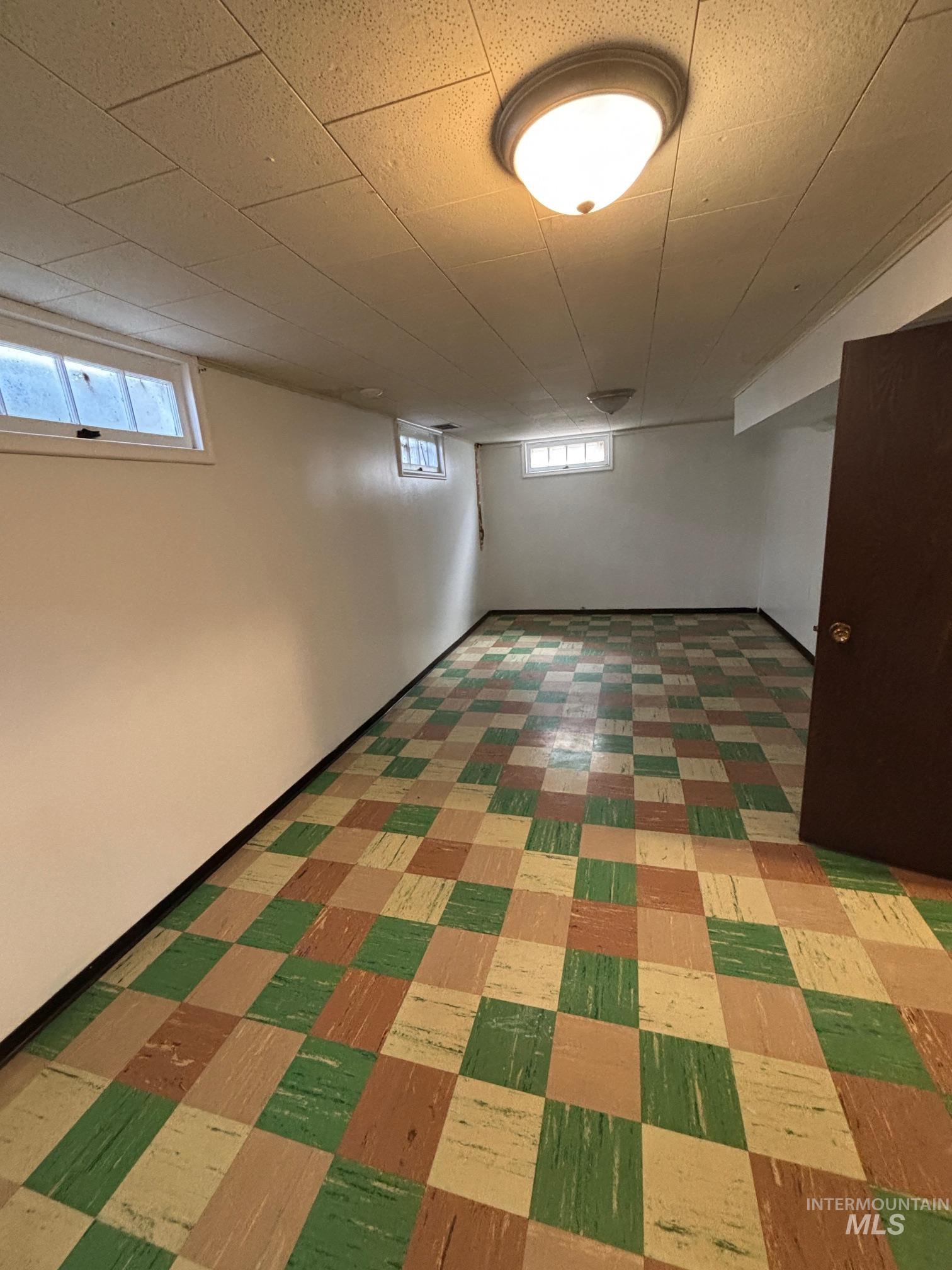 1203 Sycamore Street Clarkston, WA 99403 - Photo 15 of 31 Basement with plenty of natural light