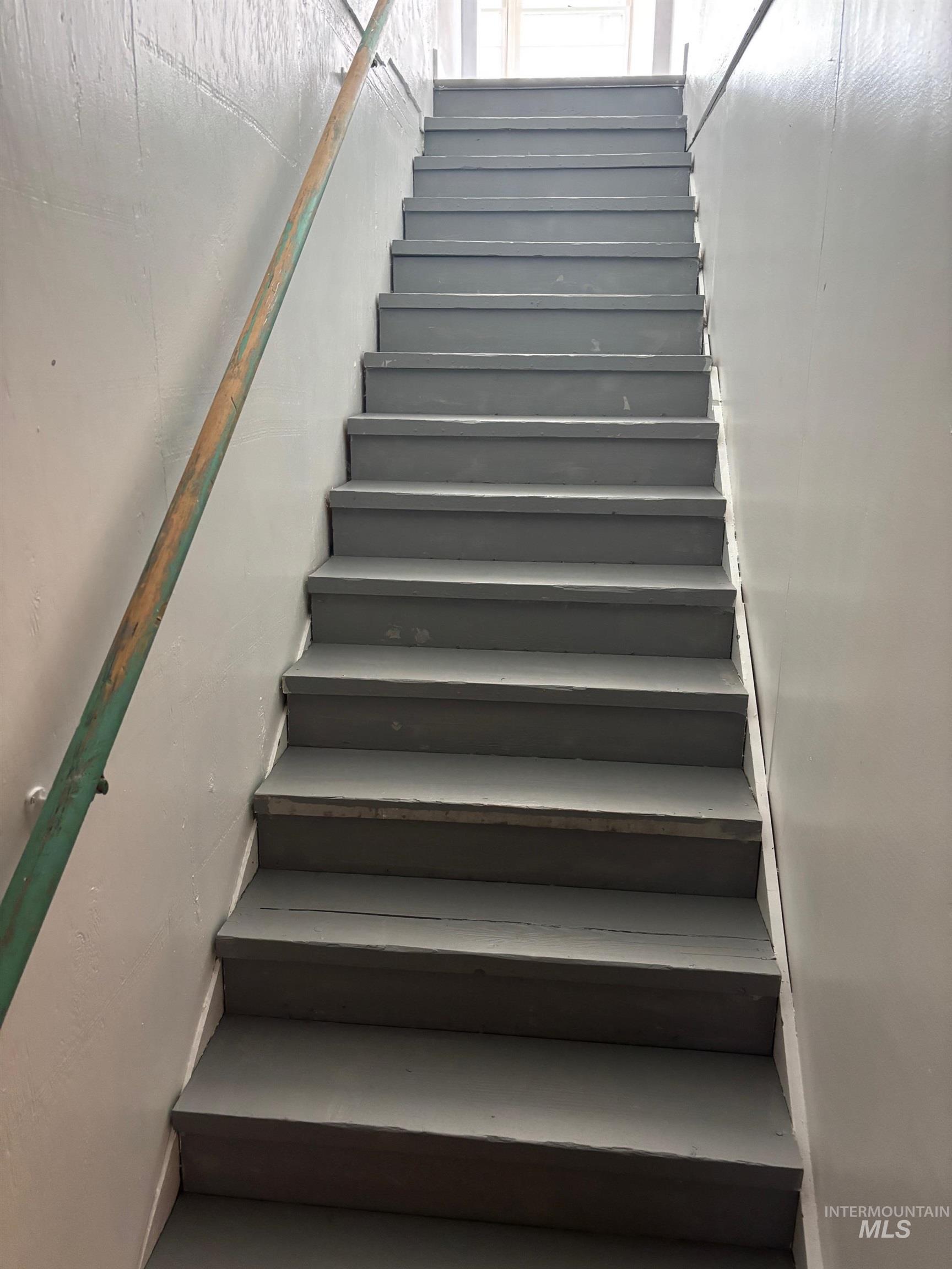 1203 Sycamore Street Clarkston, WA 99403 - Photo 16 of 31 View of stairs