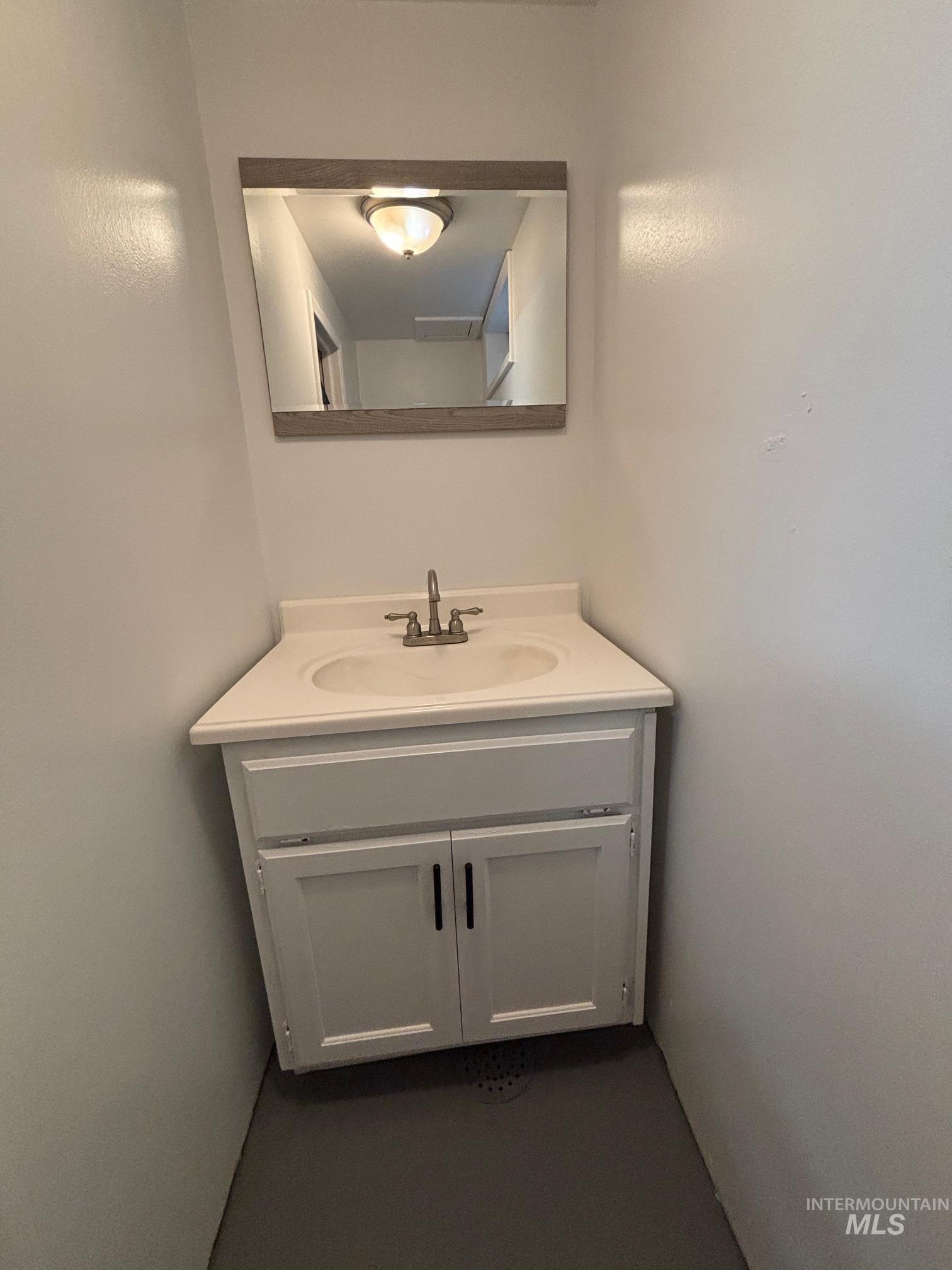 1203 Sycamore Street Clarkston, WA 99403 - Photo 21 of 31 Bathroom featuring vanity