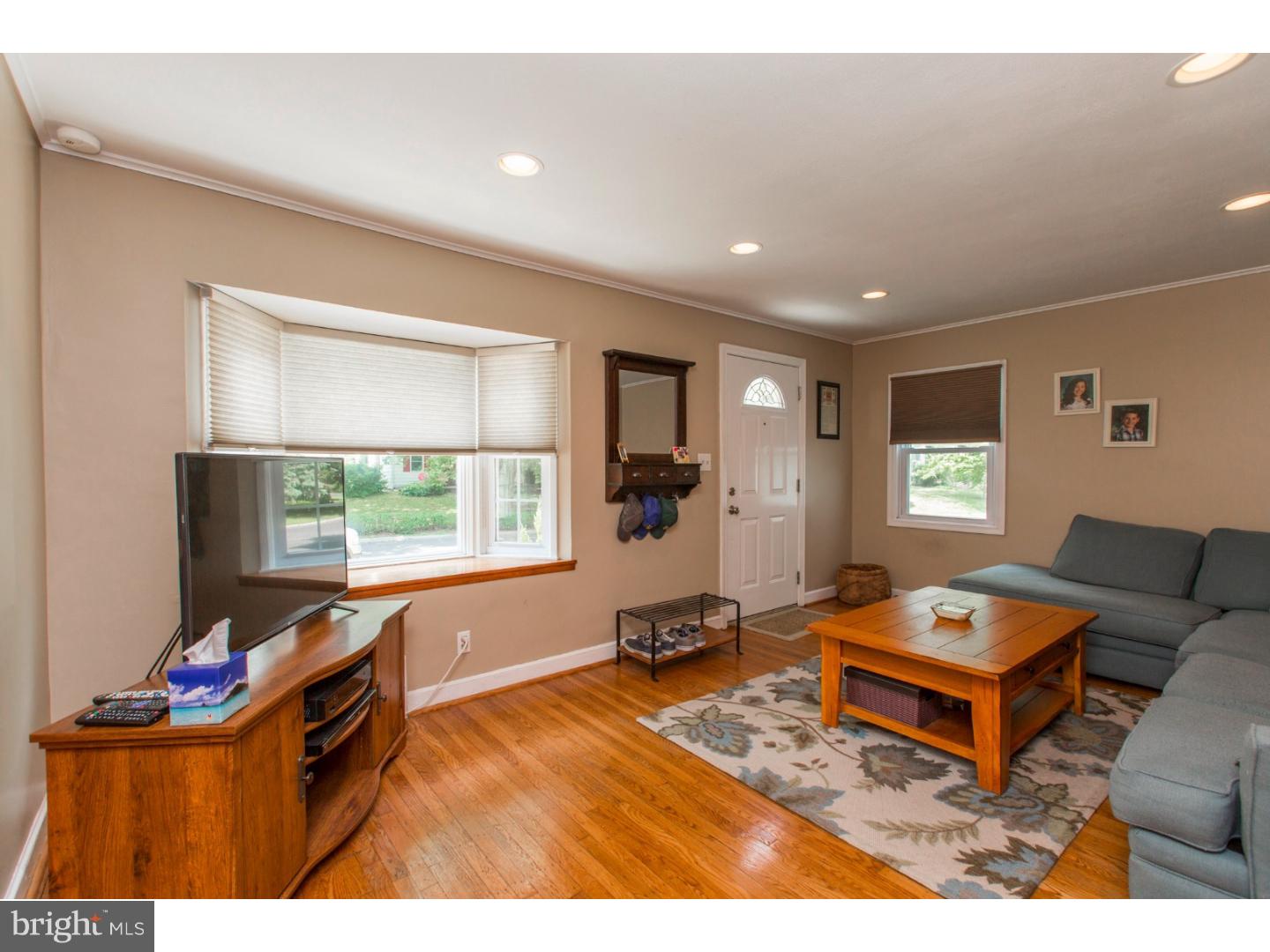412 Crescent Road Hatboro, PA 19040 - Photo 5 of 24 Living Room