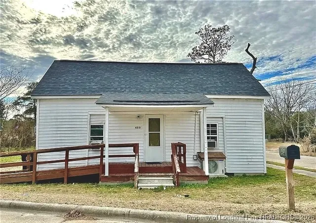 a view of a house with a backyard