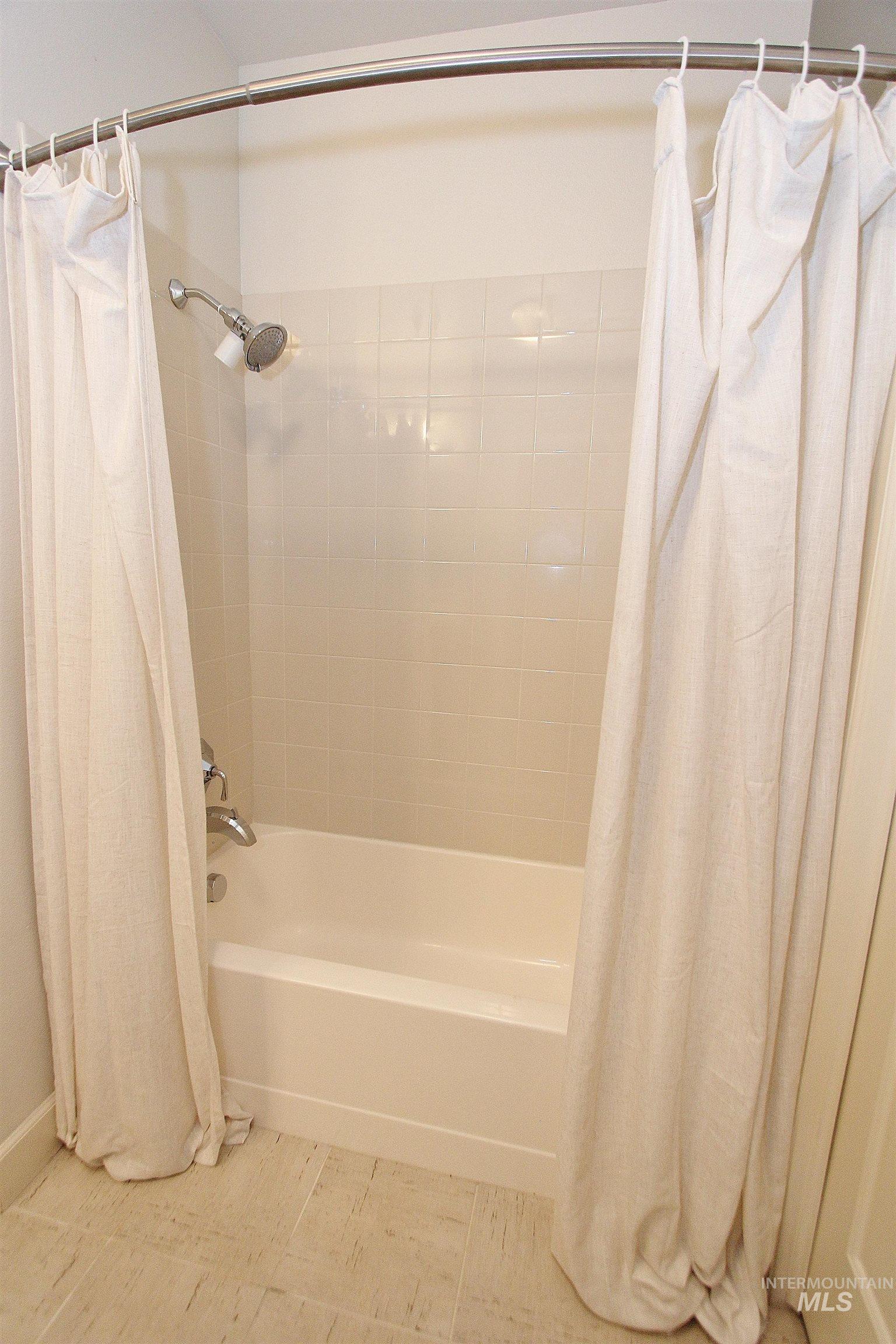406 South 13th Street, Unit 303 Boise, ID 83702 - Photo 14 of 18 Full bath featuring shower / tub combo