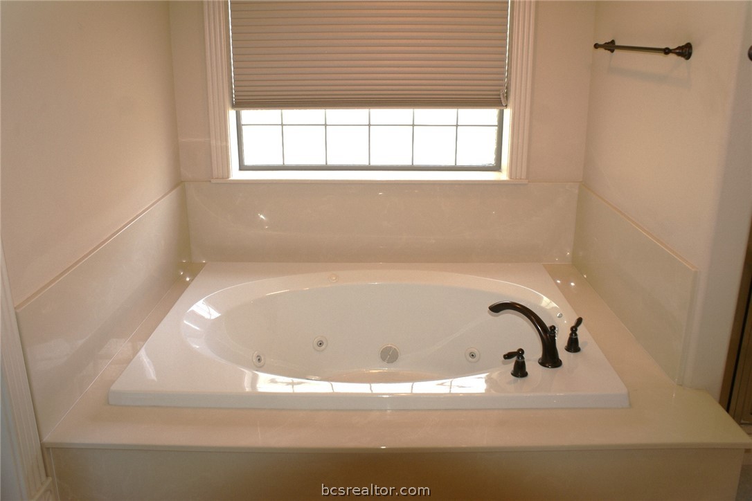 259 Memphis Bell Lane Trinity, TX 75862 - Photo 21 of 50 a bathroom with a bathtub
