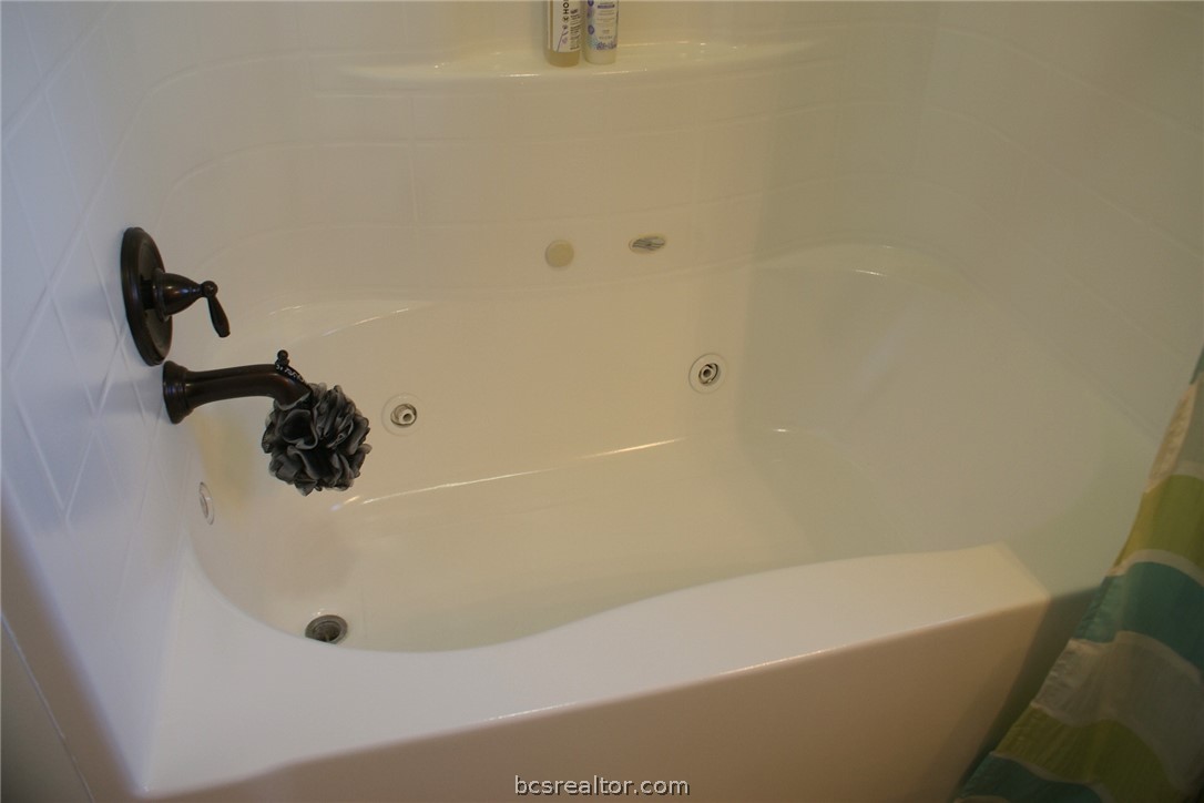 259 Memphis Bell Lane Trinity, TX 75862 - Photo 31 of 50 a bathroom with a bathtub