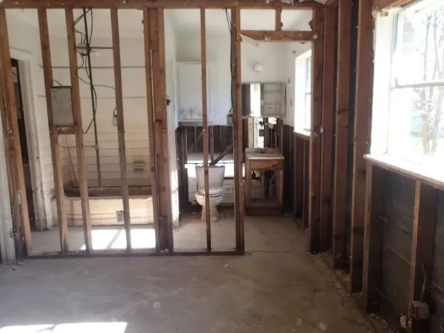 a view of entryway with livingroom