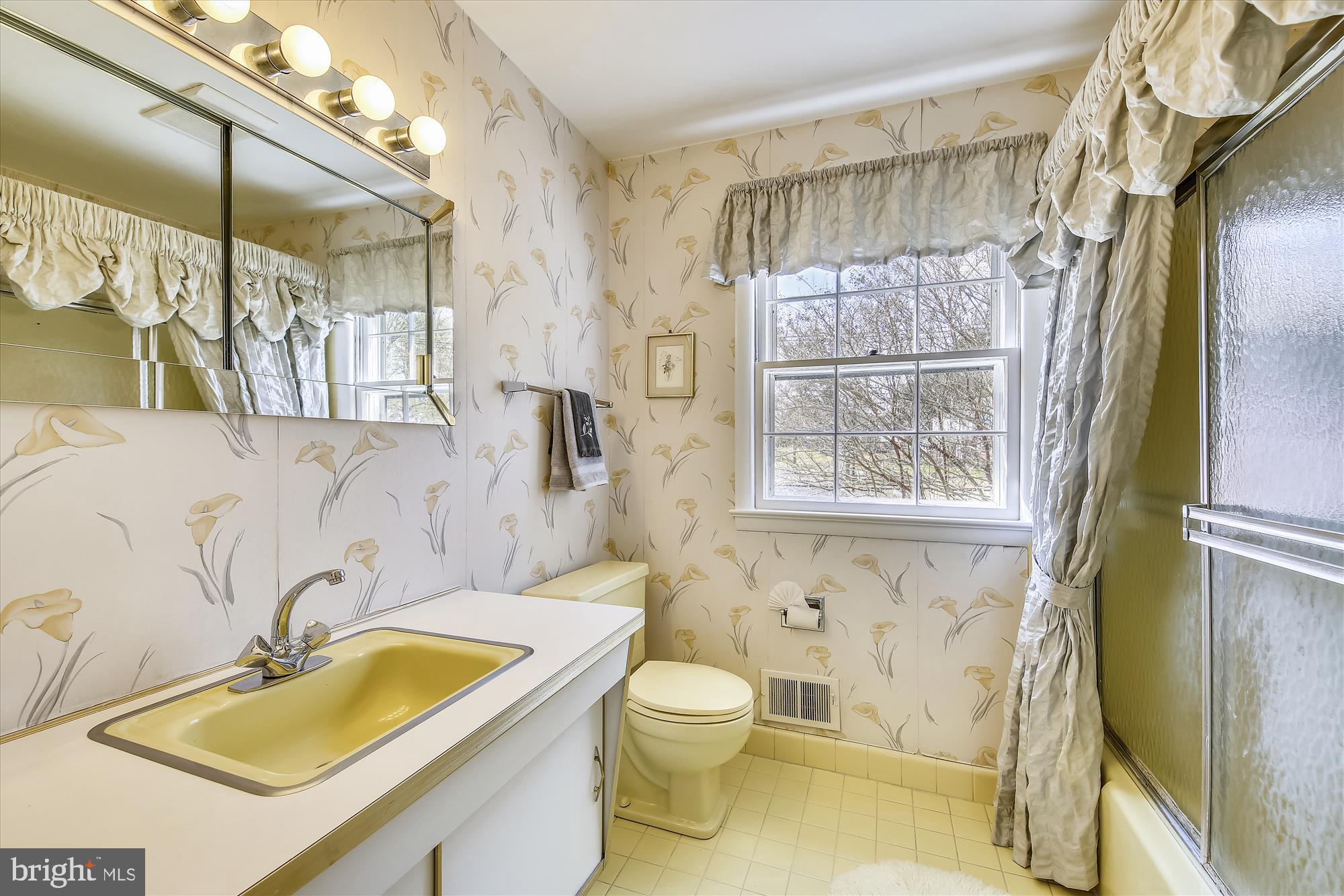 11617 Fulham Street Silver Spring, MD 20902 - Photo 23 of 30 Hall Bath