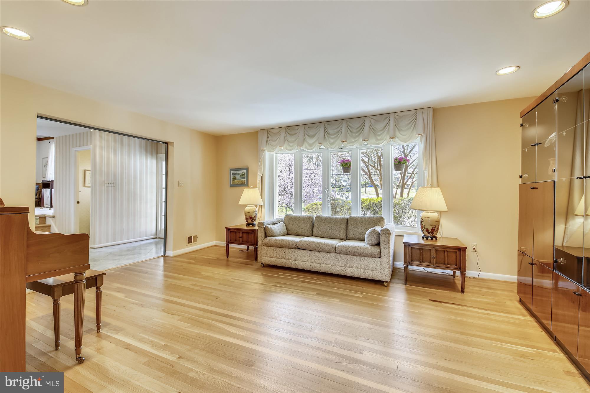 11617 Fulham Street Silver Spring, MD 20902 - Photo 6 of 30 Living Room