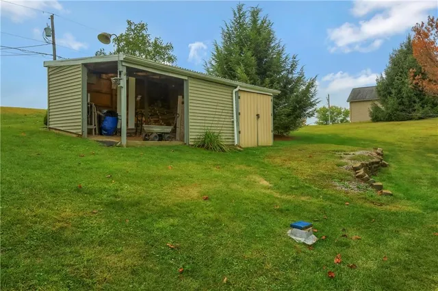 a view of a house with backyard