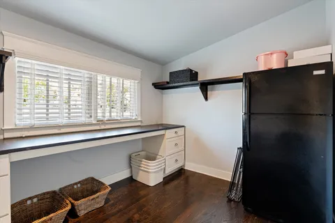 a view of a dinning table and chairs in the patio