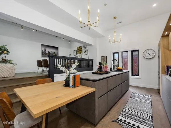 $900,000 | 4840 South Dorchester Avenue, Unit 1, Chicago, IL 60615