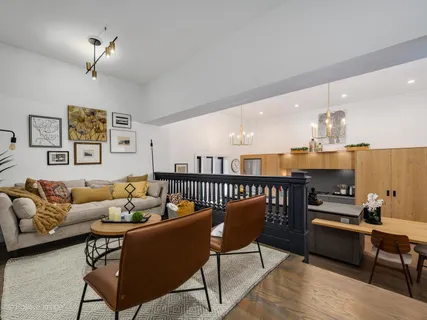 $900,000 | 4840 South Dorchester Avenue, Unit 1, Chicago, IL 60615