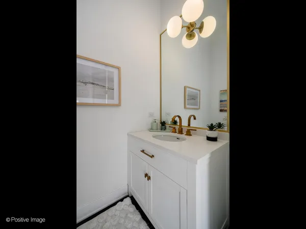 $900,000 | 4840 South Dorchester Avenue, Unit 1, Chicago, IL 60615