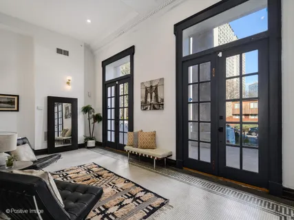 $900,000 | 4840 South Dorchester Avenue, Unit 1, Chicago, IL 60615