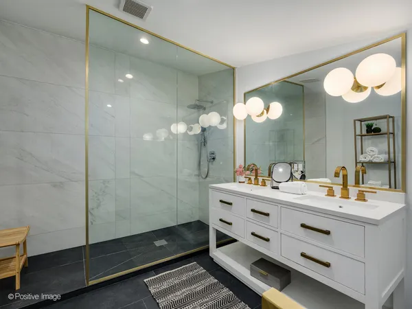 $900,000 | 4840 South Dorchester Avenue, Unit 1, Chicago, IL 60615