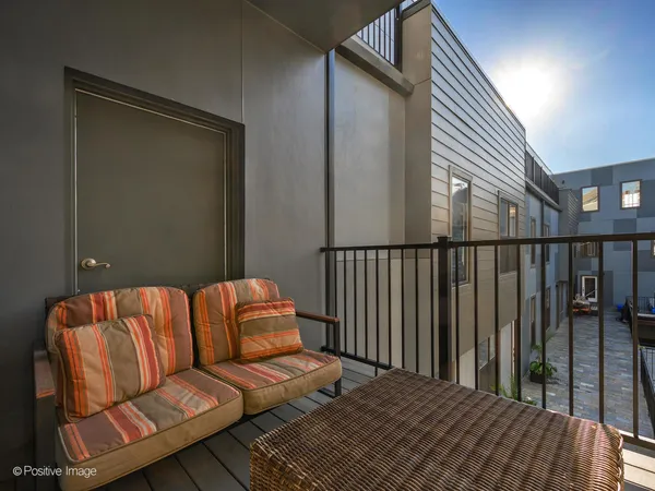 $900,000 | 4840 South Dorchester Avenue, Unit 1, Chicago, IL 60615