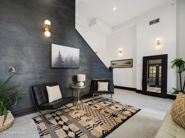 $900,000 | 4840 South Dorchester Avenue, Unit 1, Chicago, IL 60615