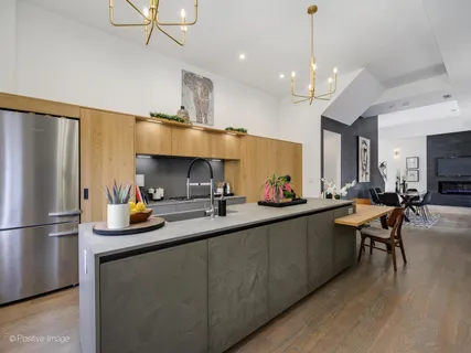 $900,000 | 4840 South Dorchester Avenue, Unit 1, Chicago, IL 60615