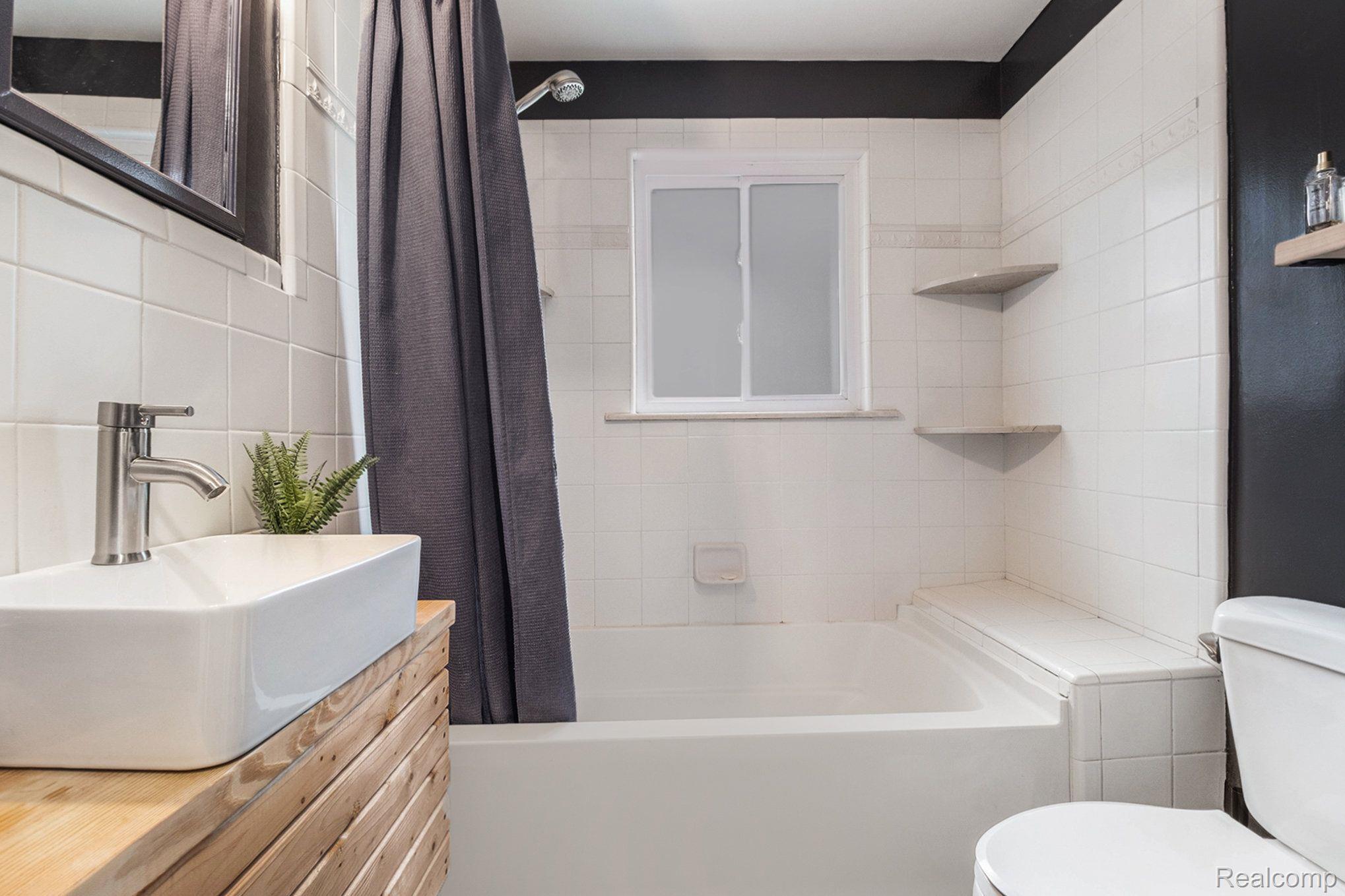 32447 Bonnet Hill Road Farmington, MI 48334 - Photo 17 of 25 Full bathroom on Lower Level