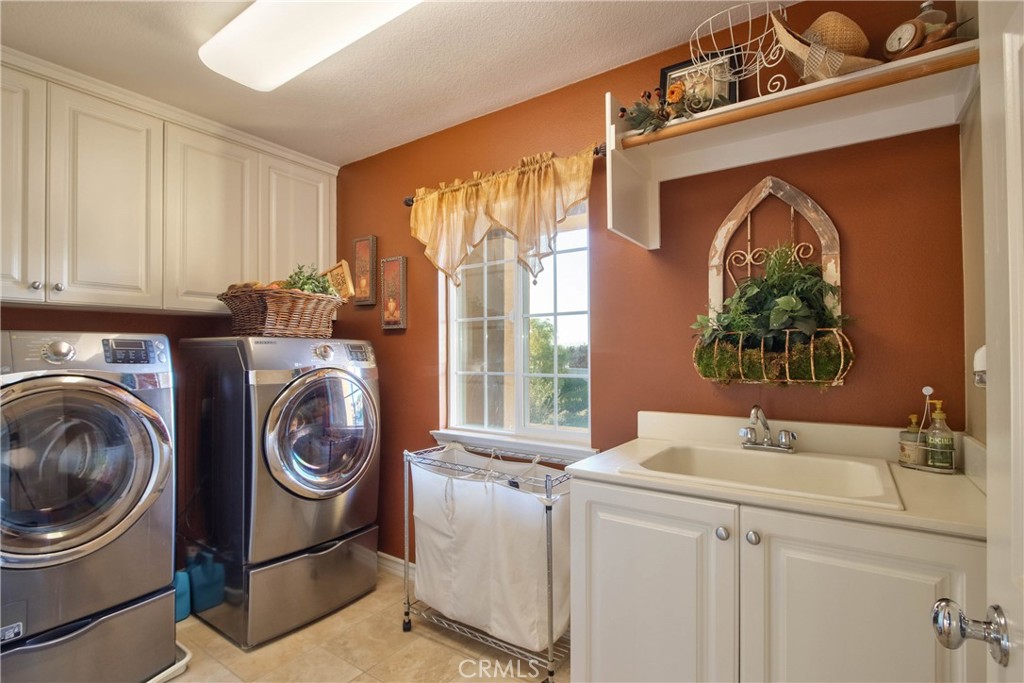 32815 Cleveland Street Temecula, CA 92592 - Photo 34 of 71 a utility room with sink dryer and washer