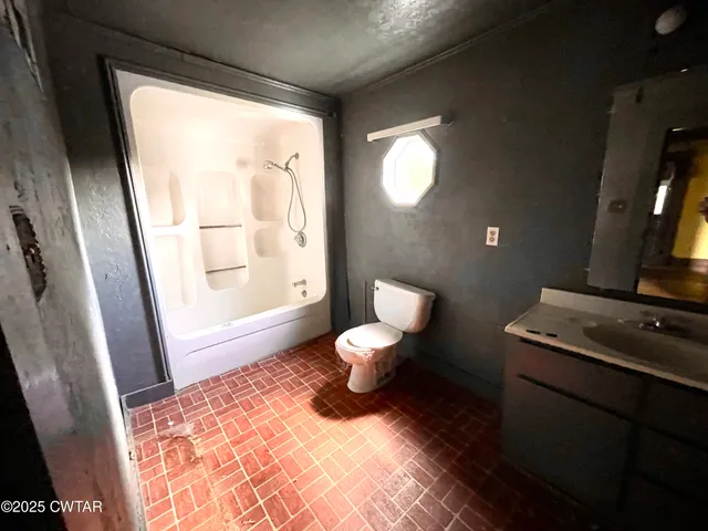 a view of a house with backyard and garden