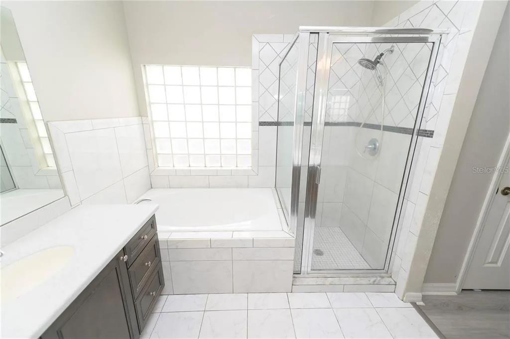 2707 Kilgore Street Orlando, FL 32803 - Photo 7 of 9 a bathroom with a sink a bath tub and a shower