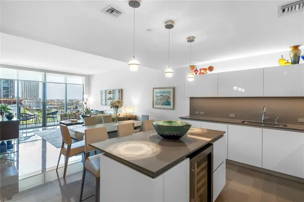 $6,300 | 68 Southeast 6th Street, Unit 810, Miami, FL 33131