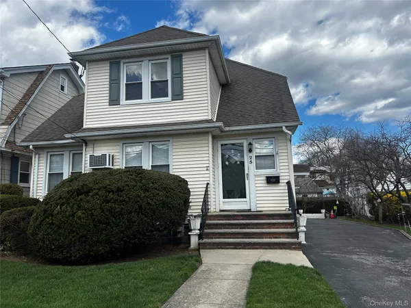 $2,600 | 25 Martha Terrace, Unit UPPR, Floral Park, NY 11001
