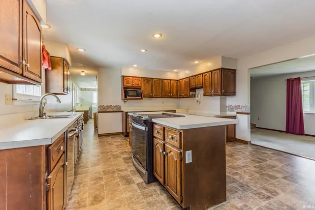 $369,000 | 6504 South 560 E Road, Selma, IN 47383