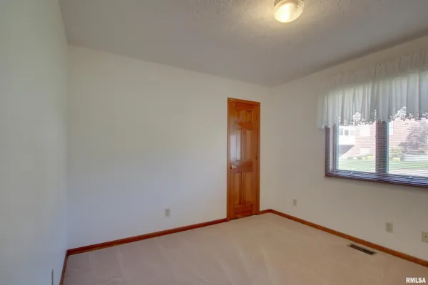 $205,500 | 305 Shannon Drive, Quincy, IL 62305