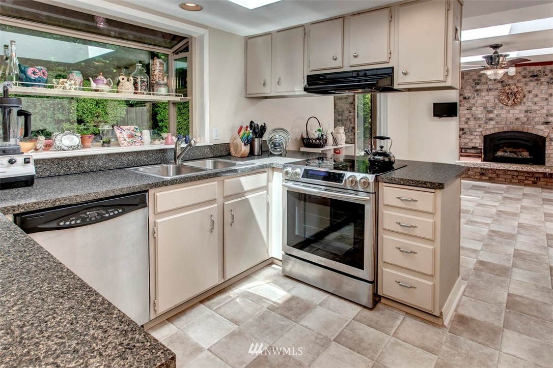 14711 106th Avenue Northeast Bothell, WA 98011 - Photo 9 of 13 Gallery Image 9