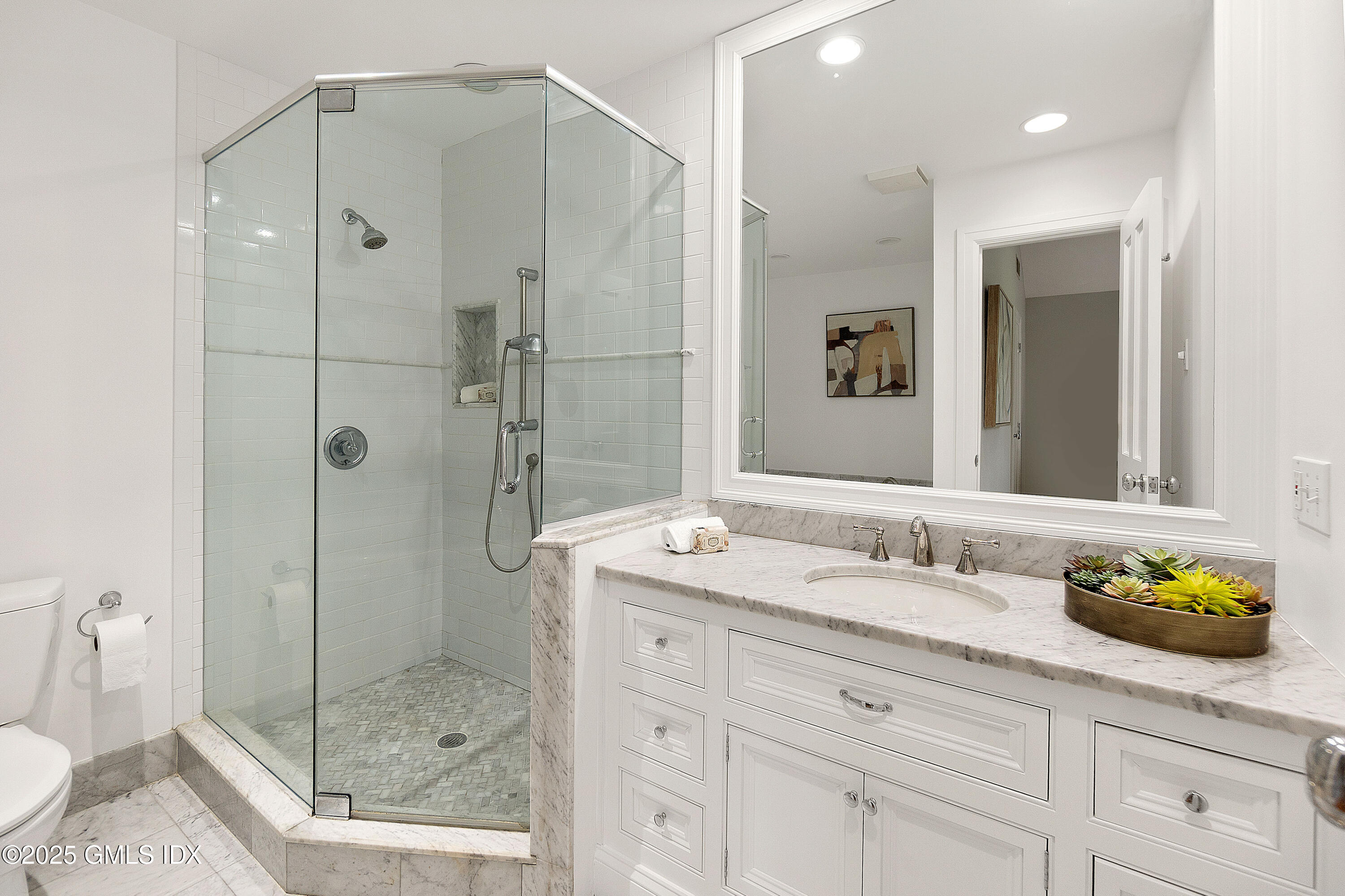 333 Palmer Hill Road, Unit 2B Riverside, CT 06878 - Photo 12 of 21 Primary Bathroom