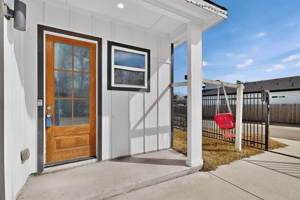 2015 Volga Avenue Dallas, TX 75216 - Photo 2 of 38 Doorway to property
