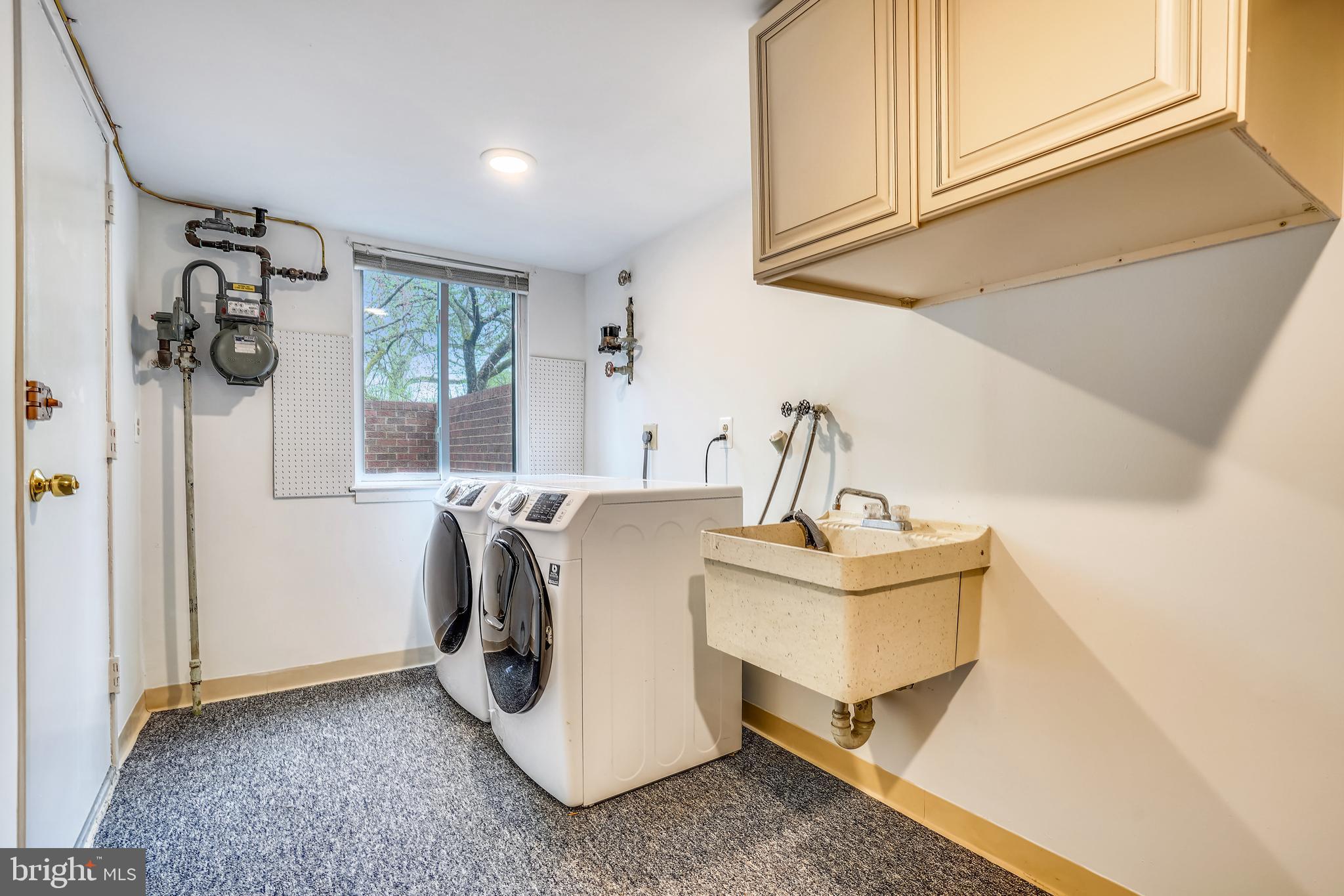 11797 Indian Ridge Road Reston, VA 20191 - Photo 14 of 33 a utility room with dryer and washer