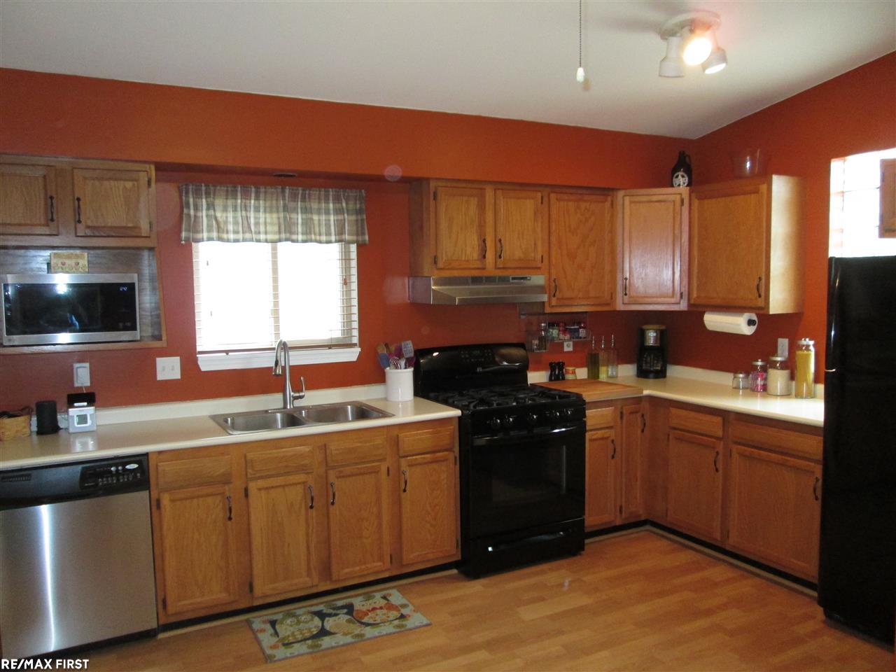 25845 South River Road Harrison Township, MI 48045 - Photo 5 of 16 31379424-4.JPG