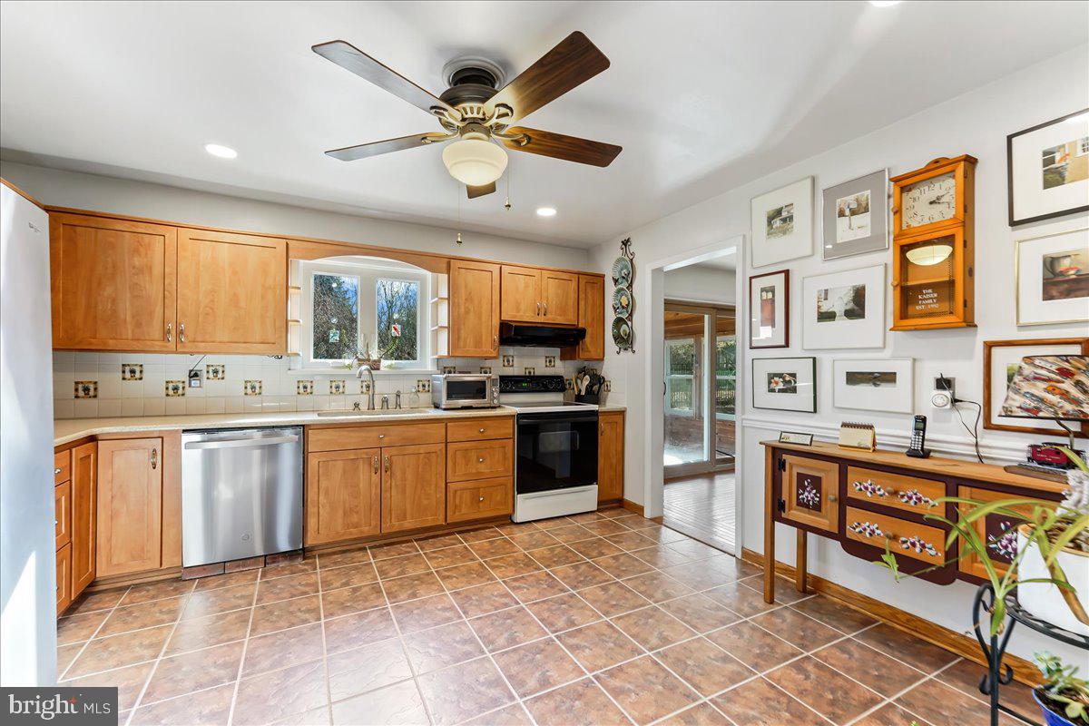 179 Davis Road Coatesville, PA 19320 - Photo 9 of 45 Eat in Kitchen