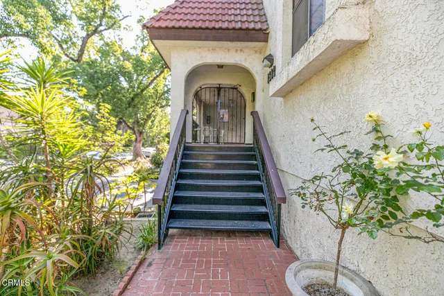 a view of entryway with a front door