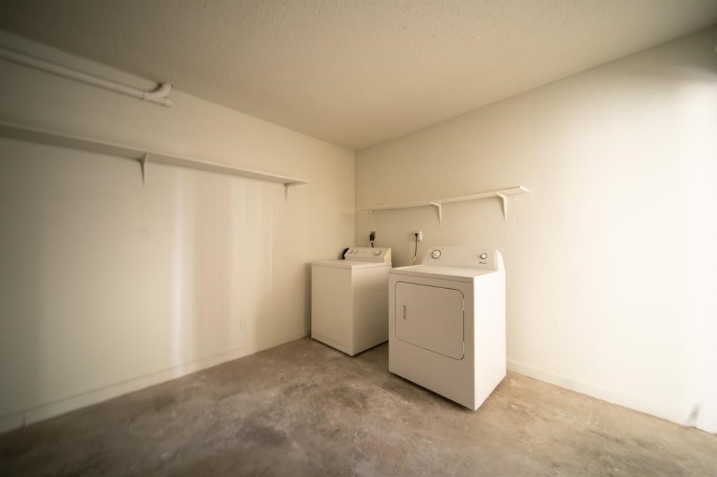 5400 Sheldon Street Houston, TX 77008 - Photo 4 of 18 a utility room with dryer and washer