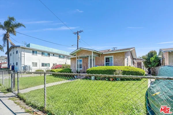 $1,795 | 820 South Grevillea Avenue, Unit B, Inglewood, CA 90301