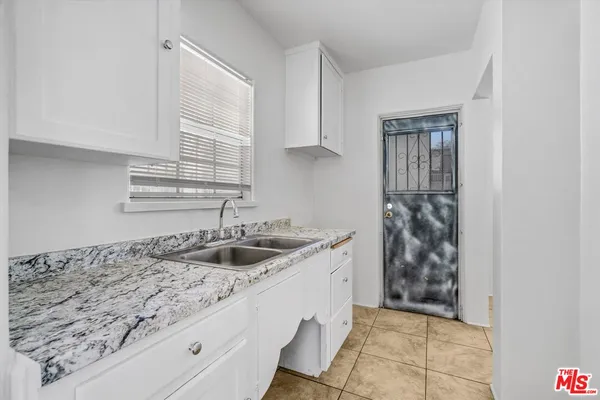 $1,795 | 820 South Grevillea Avenue, Unit B, Inglewood, CA 90301