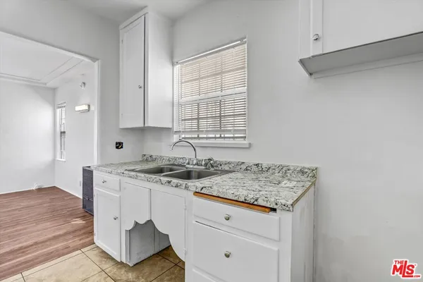 $1,795 | 820 South Grevillea Avenue, Unit B, Inglewood, CA 90301